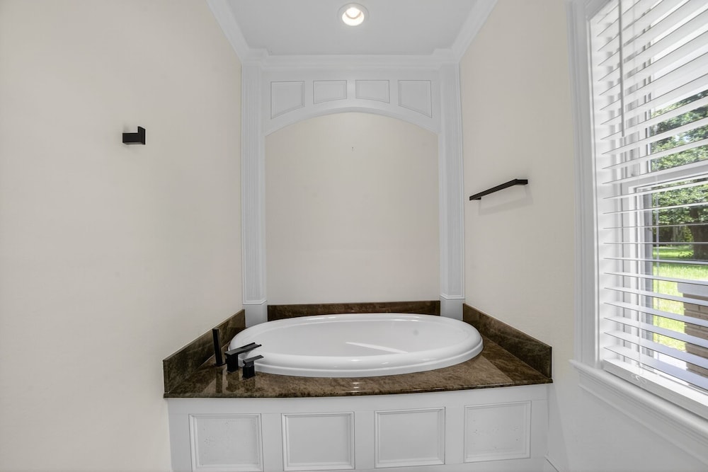 Lakeland Oasis Hot Tub, Lanai & Fire Pit 3 Bedroom Home