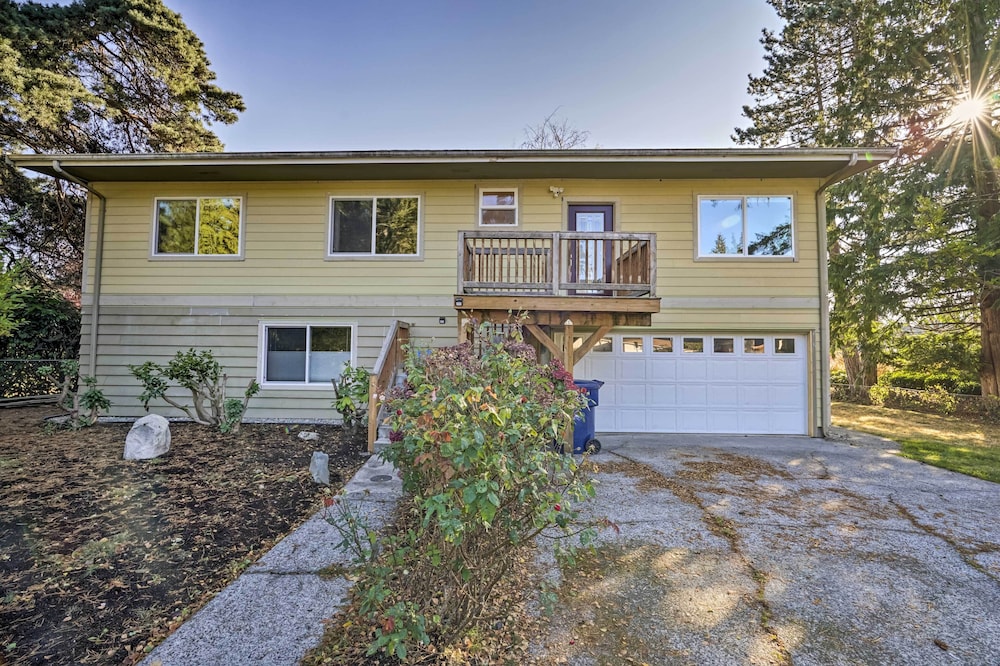 Lakefront Lynwood Home w/ Deck - 19 Mi to Seattle!