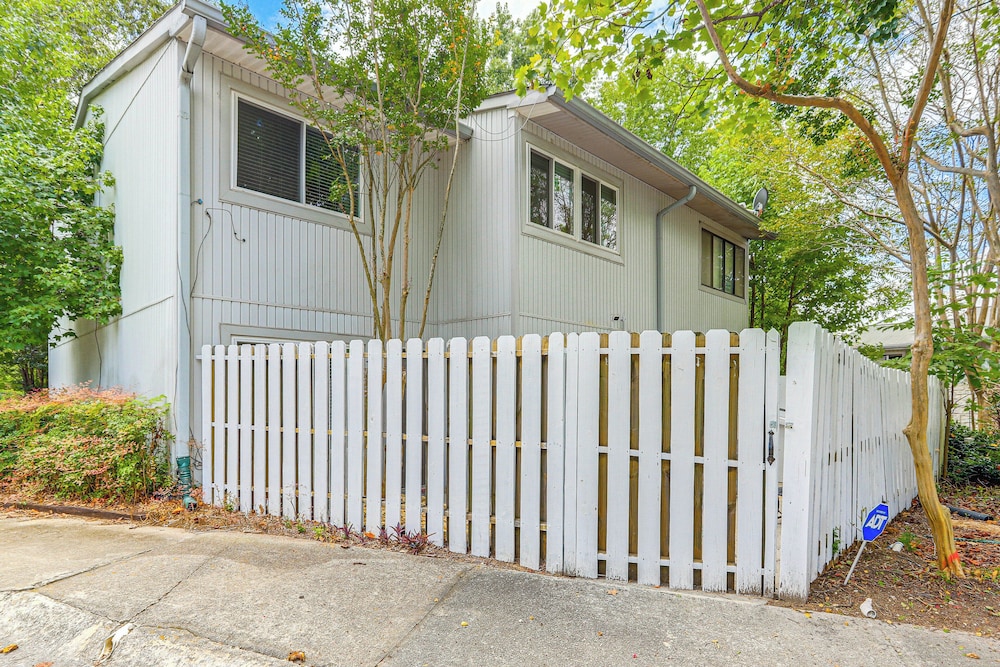 Steps to Park: Dog-friendly Condo in Conyers!