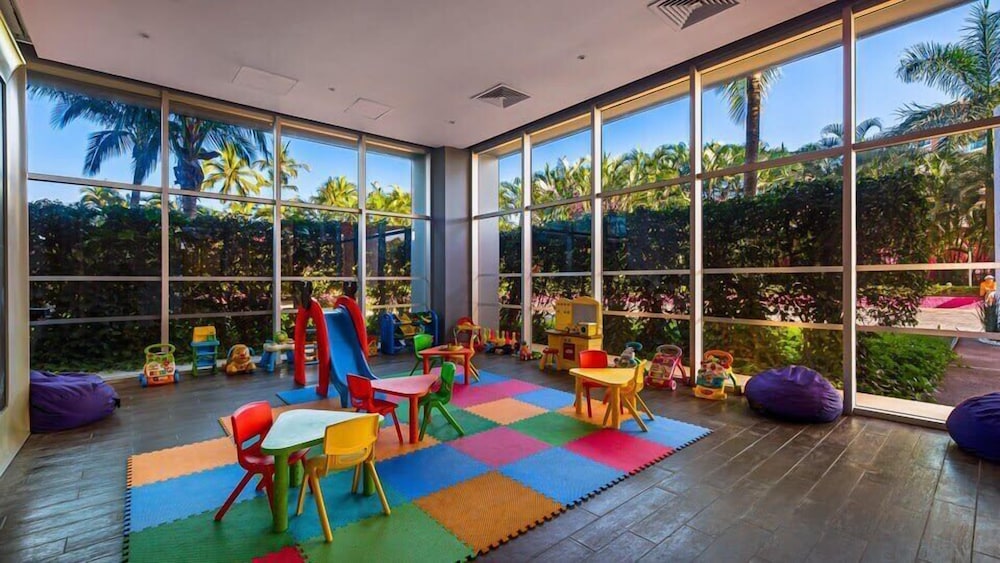 Oceanview 3BR Apt With Beach Access - Pool - Gym