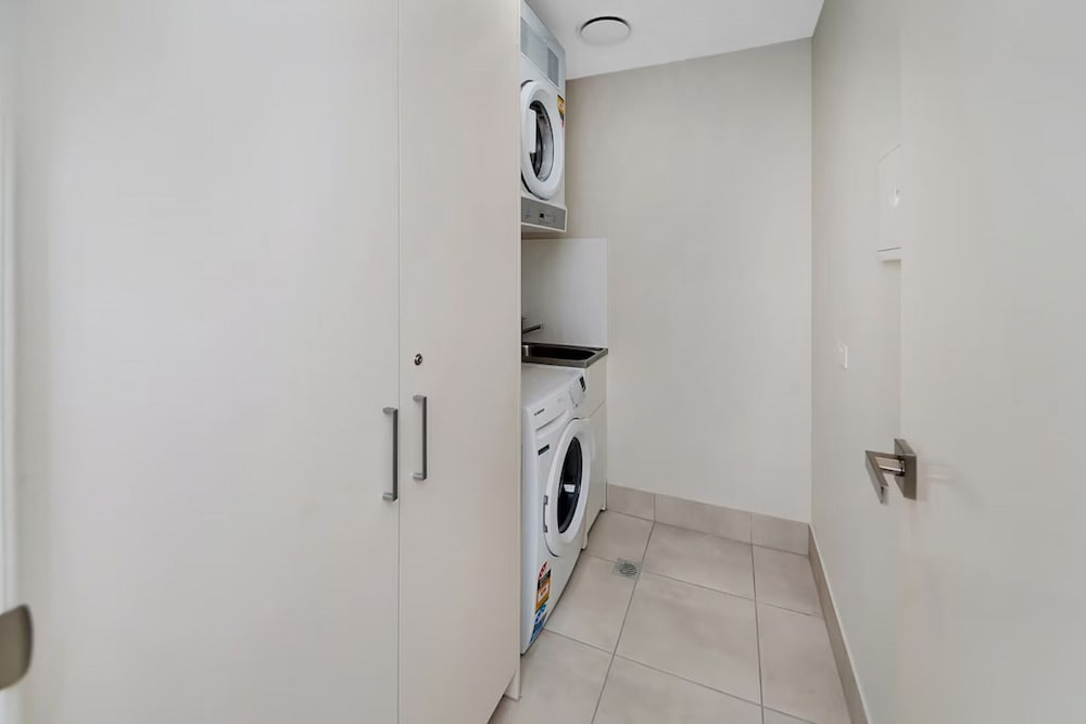 Coastal 2-bed With Parking & Pool by the Ocean