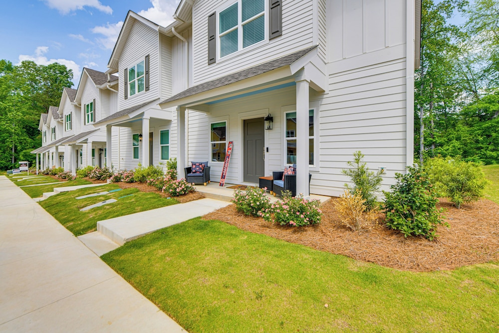 4 Mi to Auburn University: Townhome w/ Fenced Yard