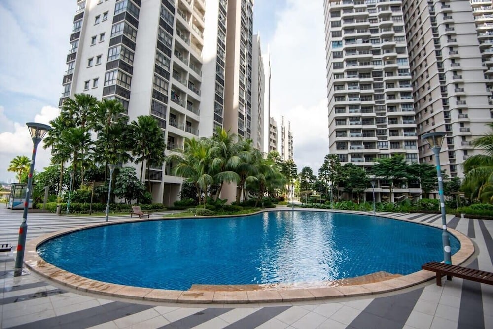 A Stylish 2BR Suite, Water Views, Free Parking
