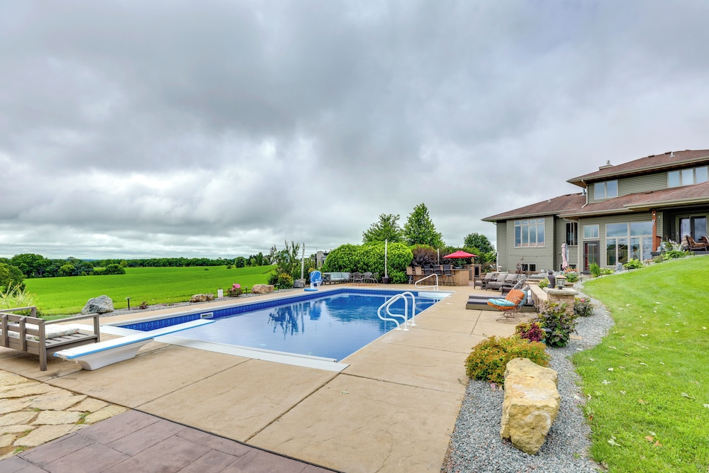 Outdoor Oasis: Luxe Flat in Mt Horeb!