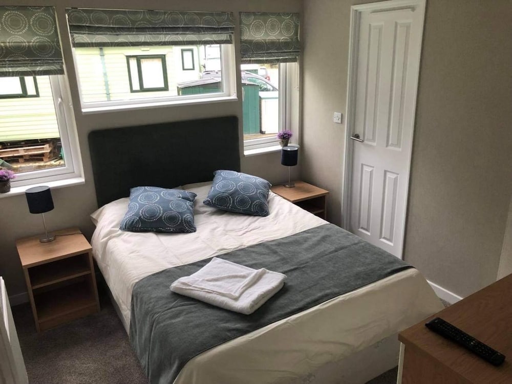 Beautiful and Tranquil Lakeside Lodge - Sleeps 5 view 3