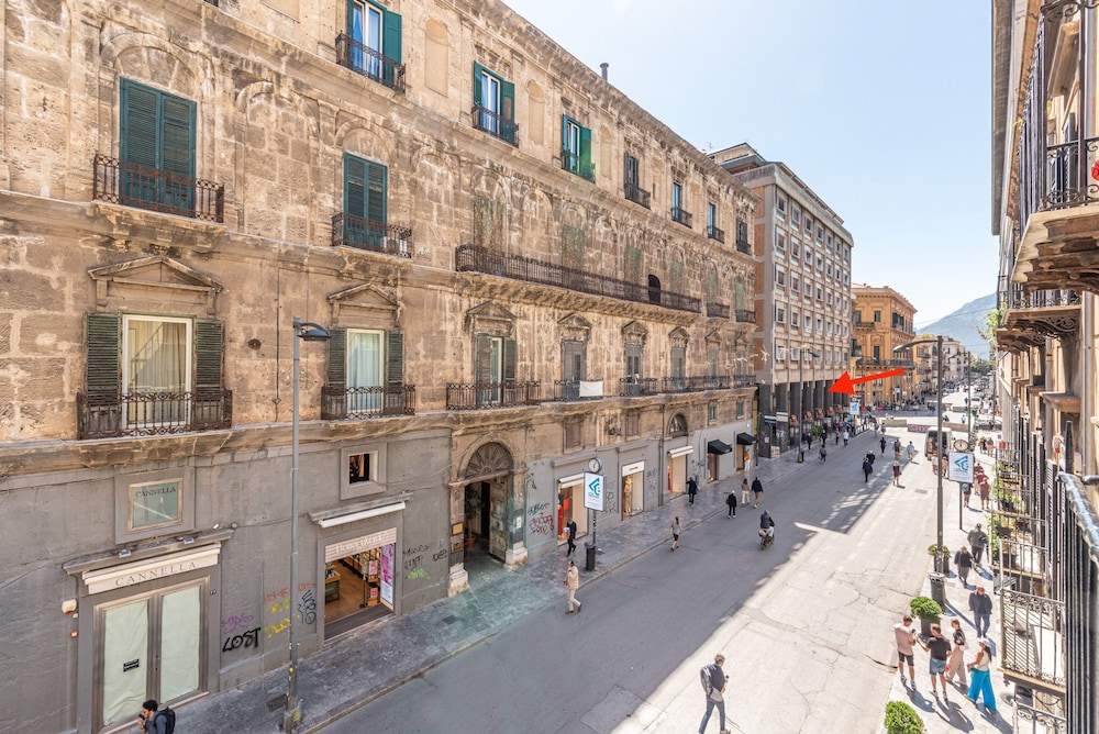 Ruggero City View Apartment by Wonderful Italy