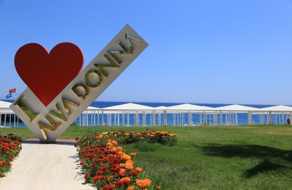 DOBEDAN WORLD PALACE