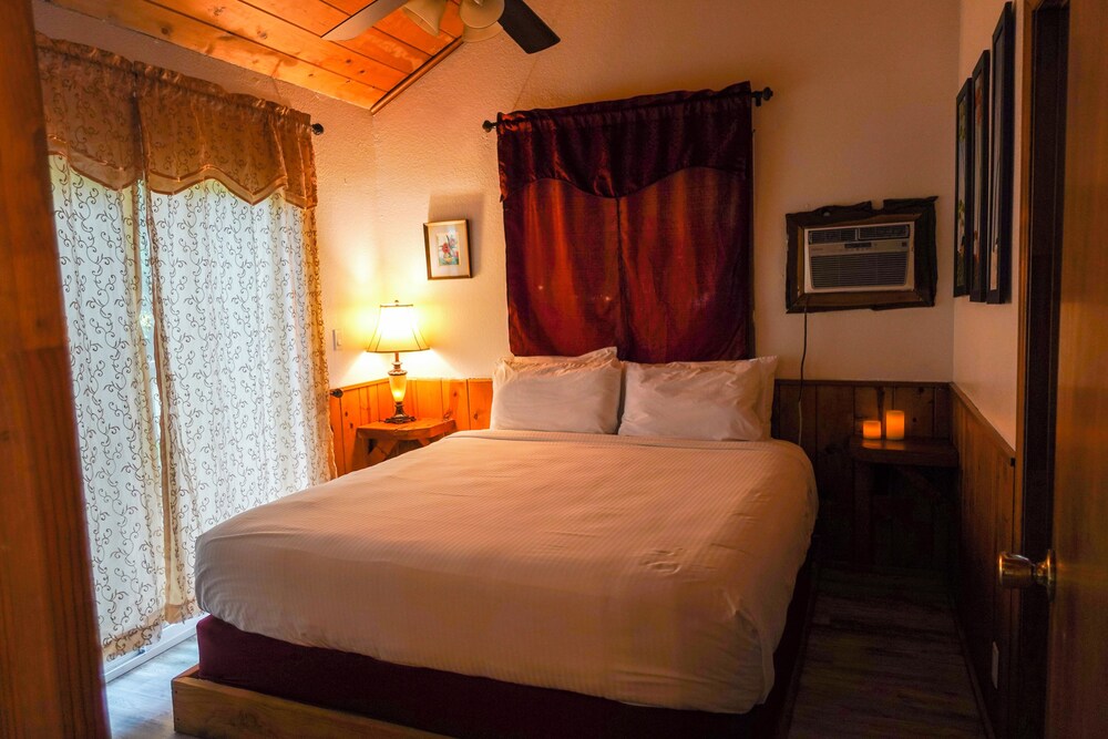 Sleepy Hollow Cabins and Hotel