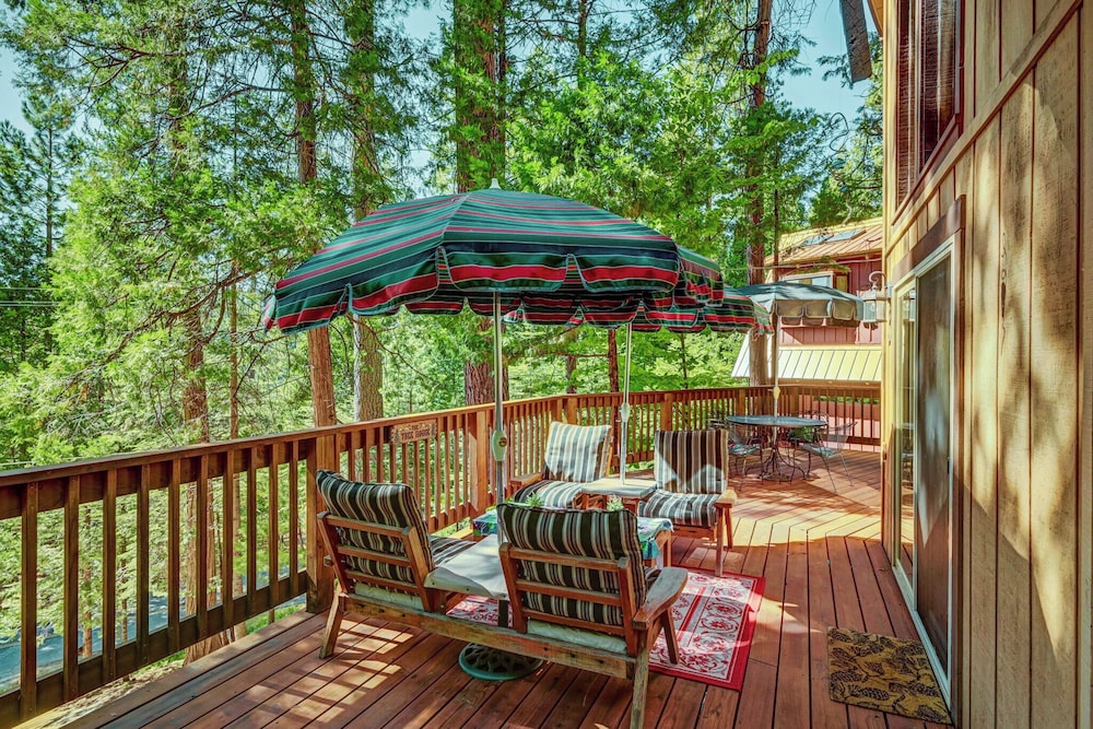 Walk to Fly-in Lake: Blue Lake Springs Cabin!