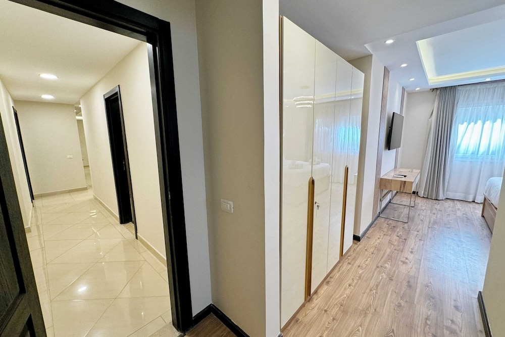 Calm & Classy 2BR - 5 min to Airport