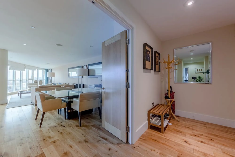 Gorgeous 3 Bedroom Flat in Vauxhall With City Views