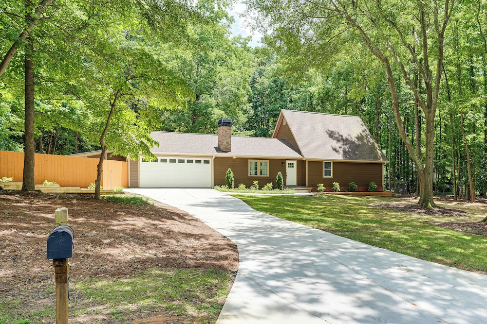 < 2 Mi to Dtwn Alpharetta: Home w/ Screened Porch!