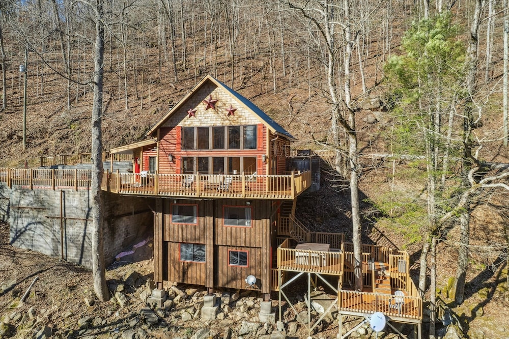 Very Secluded Breathtaking Riverfront Game Room