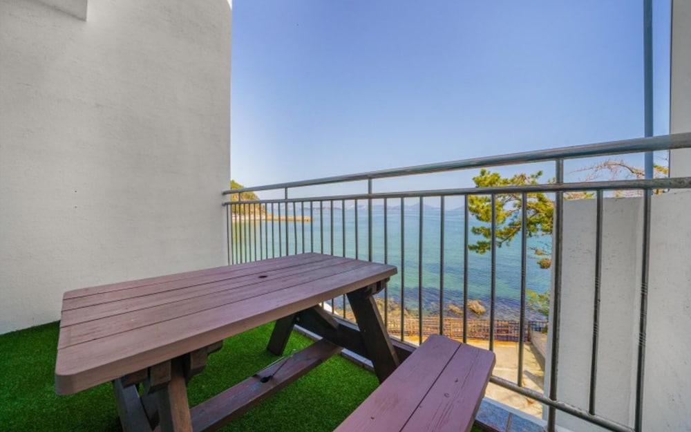 Geojedo Ocean View Dumo Mongdol Pension