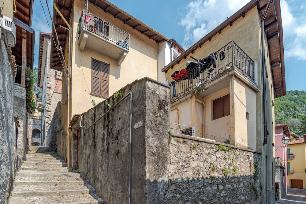 Perla Del Lago view 2