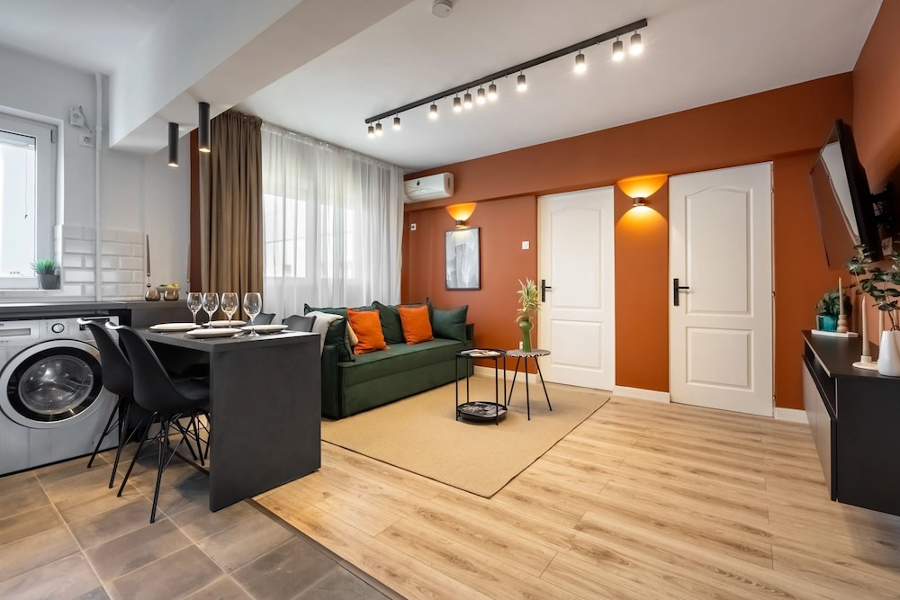 Colorful Bright 2BR on Iconic Calea Victoriei