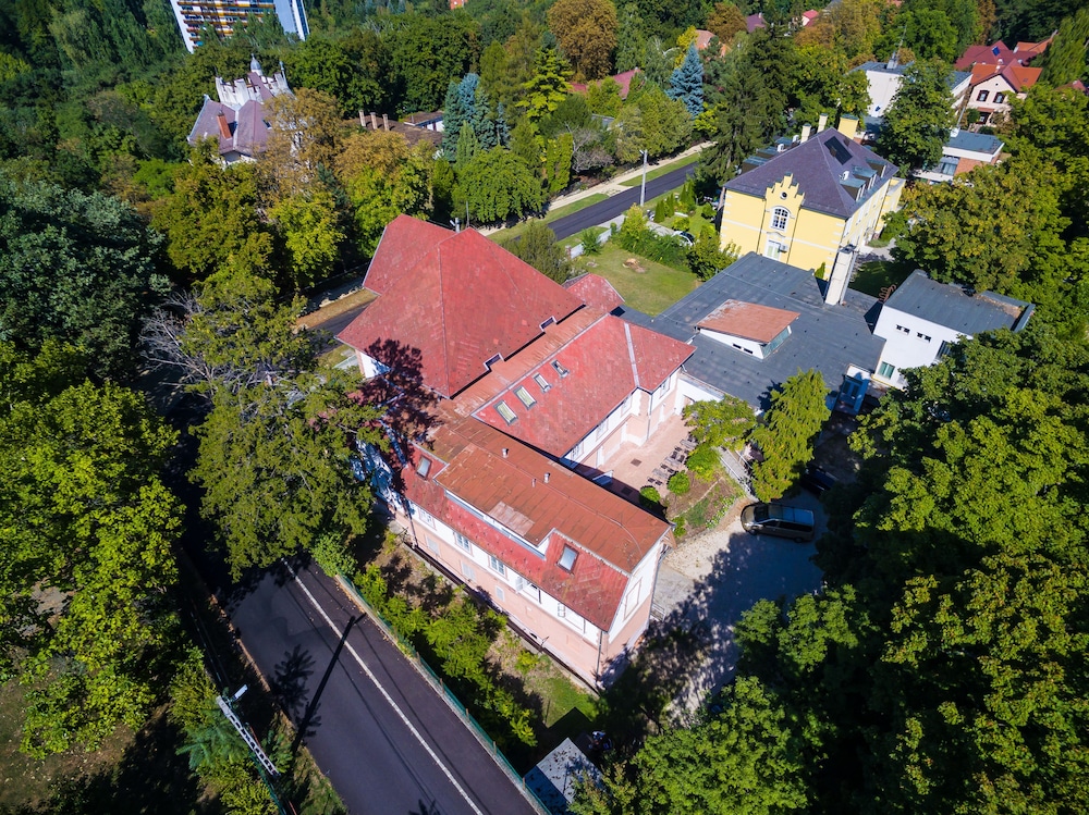 Kiss Villa