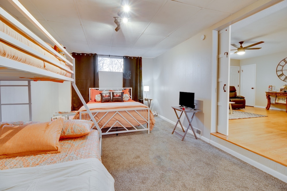 Cozy Lakeview Retreat, Close to Bull Shoals Lake!