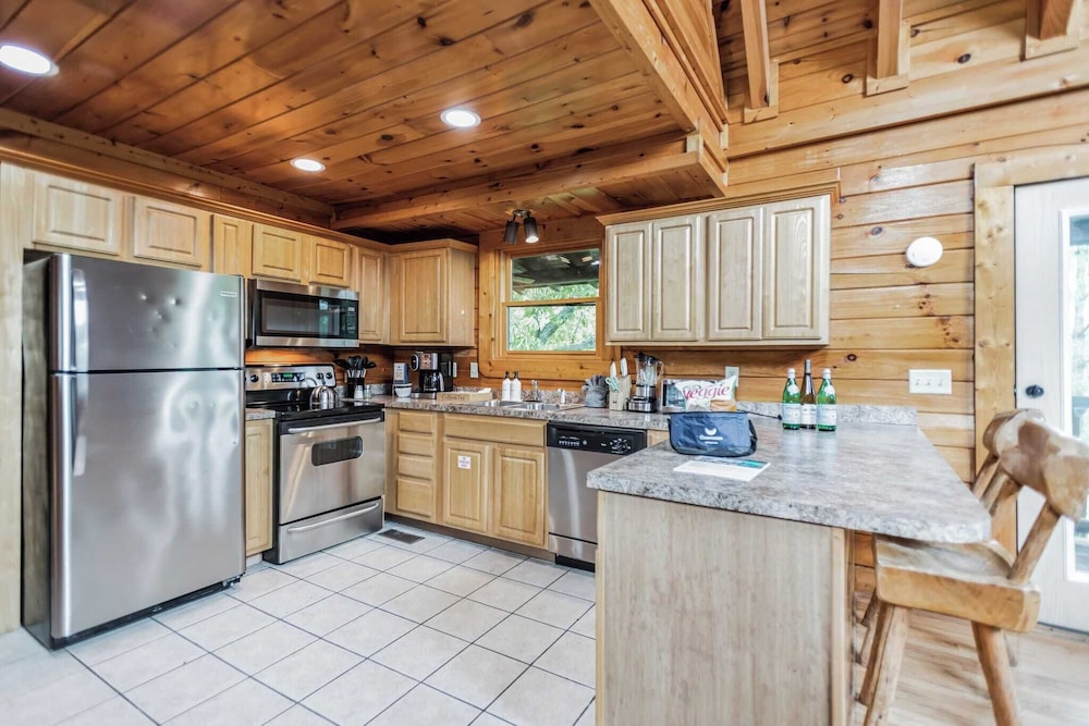 Resort Cabin w/ Hot Tub, Pool Table, Deck Views Summit View Way by Avantstay