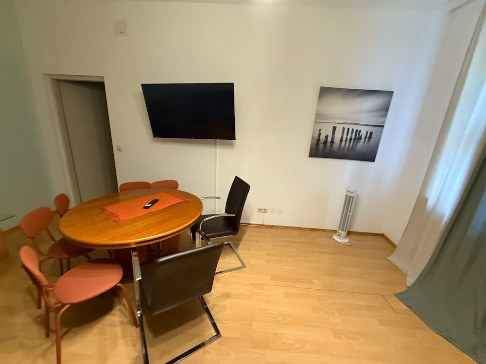 2BR Plus LR Apartment Sleeps 6 Central