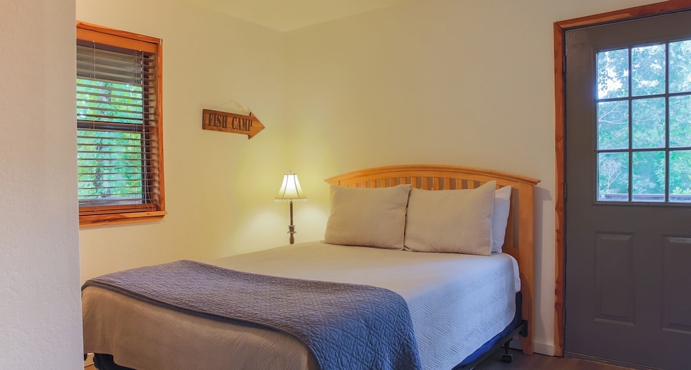Camphouse At Eagle Ridge Includes Hot Tub, Wifi, And Charcoal Grill 1 Bedroom Cabin by RedAwning view 2