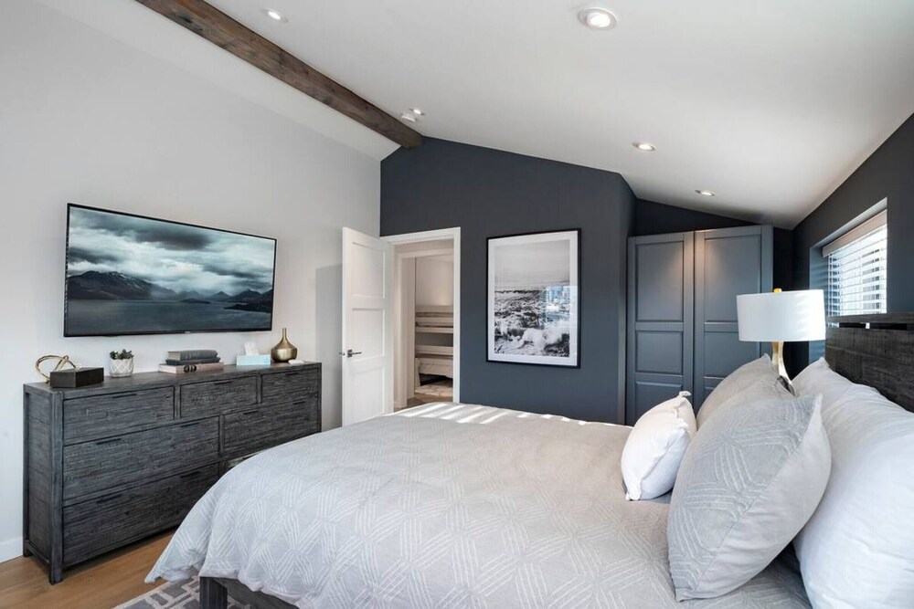 Mclean Stunning 3 Bdrm Reno - Few Blocks off Commercial