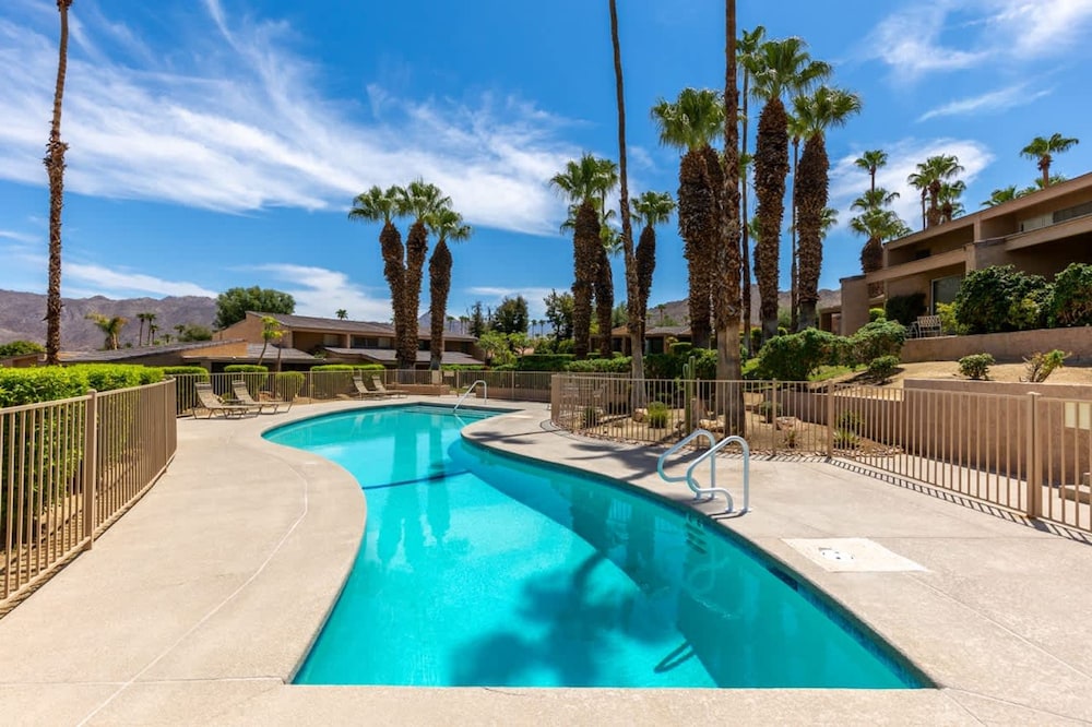 Desert Flower- Ironwood CC Condo Pool Spa