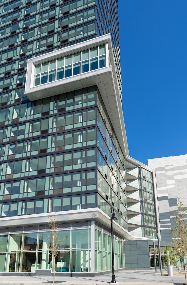 Deedee's Sky Rise Apartments - Newport 2
