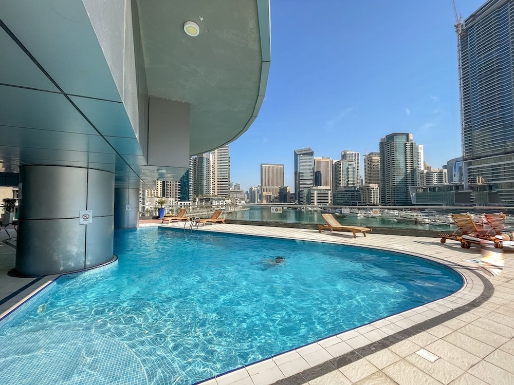 Refined 1BR Retreat in The Point Tower - Marina