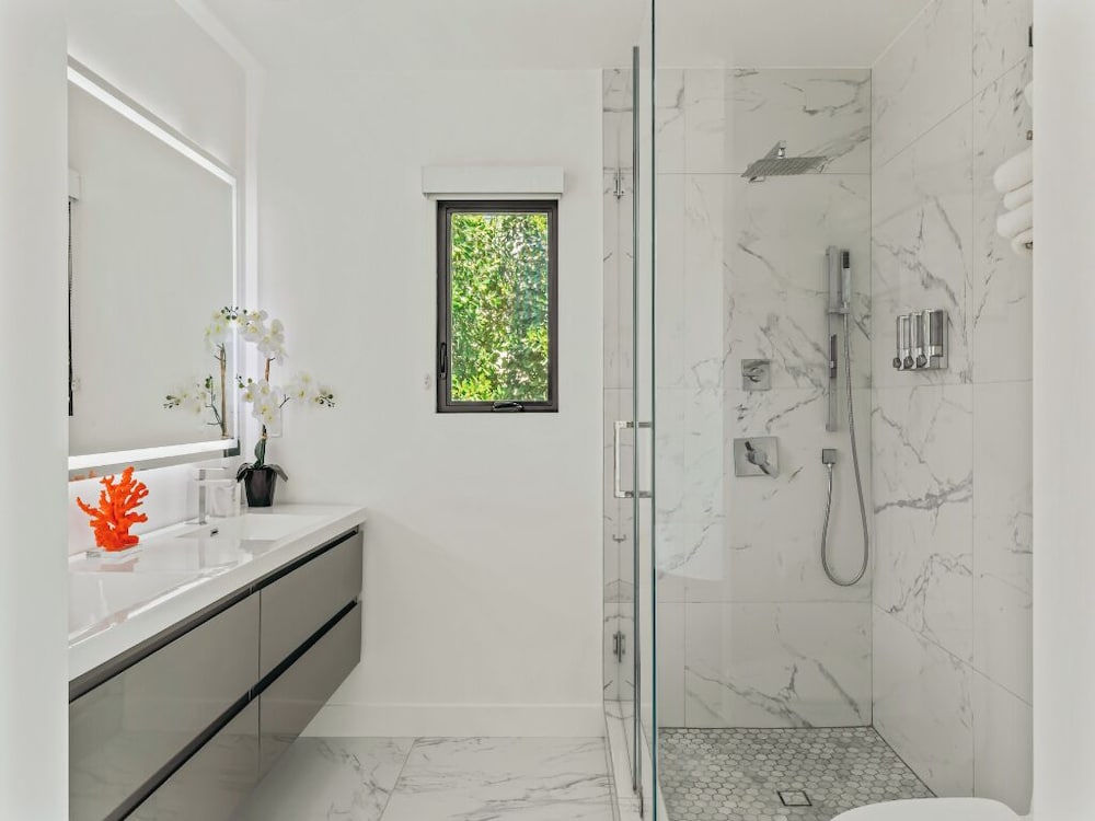 Casa Leona - Modern Masterpiece Behind Private Gates w/ Pool & Chef's Kitchen