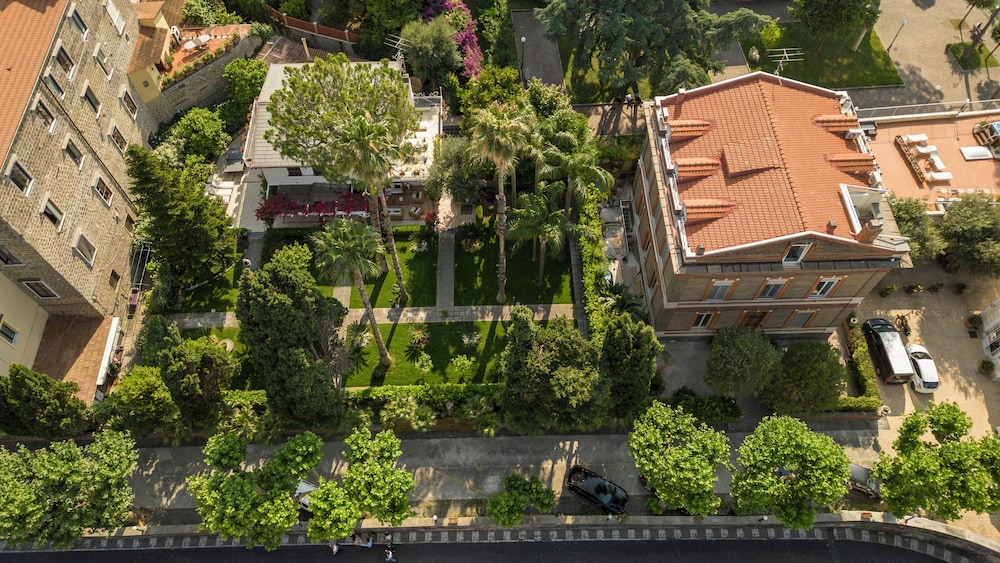 Villa In Sorrento Center | Gardens & Outdoor Space