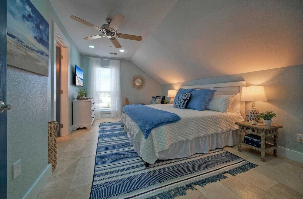 Sleeps 22 2 Homes w/ Private Pool, Game Room, Nature Views 7 BDR Avantstay