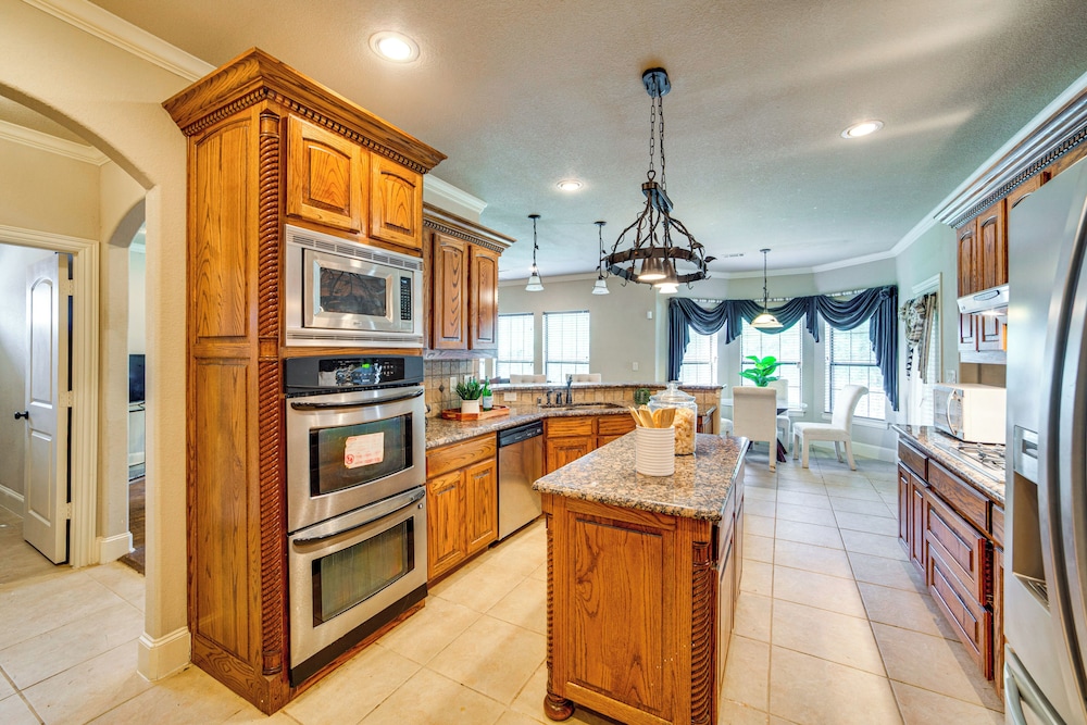 Spacious Texas Retreat w/ Community Pool