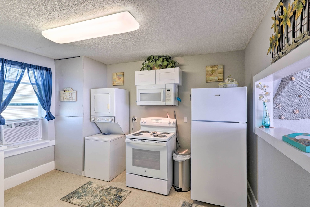 Walk to Beach: Breezy Galveston Apt w/ Deck! view 5