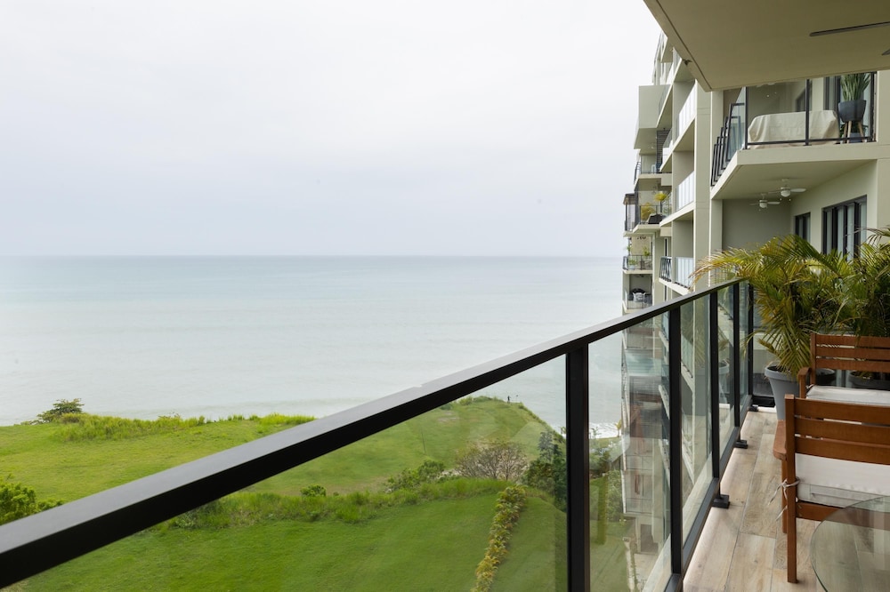 Ourfriends Condo by Acomodo