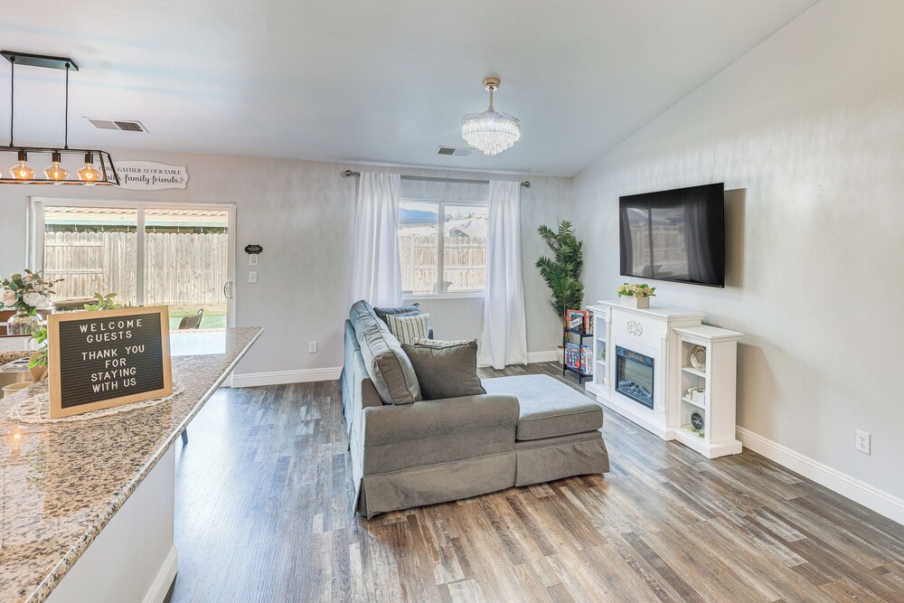 Bakersfield Home w/ Pool Table, Cornhole + More!