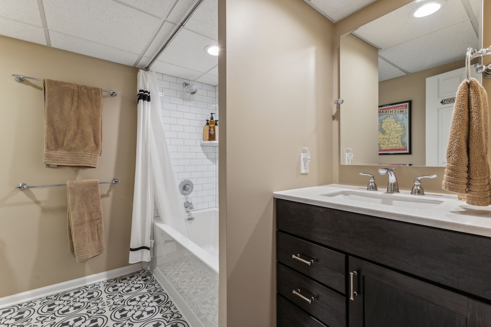 Charming Ann Arbor Retreat Near Dt & Attractions 3 Bedroom Home