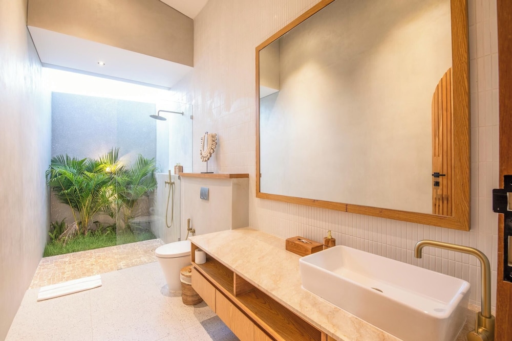 Stylish 5BR Boho Hideaway, 5 Minutes Bingin Beach