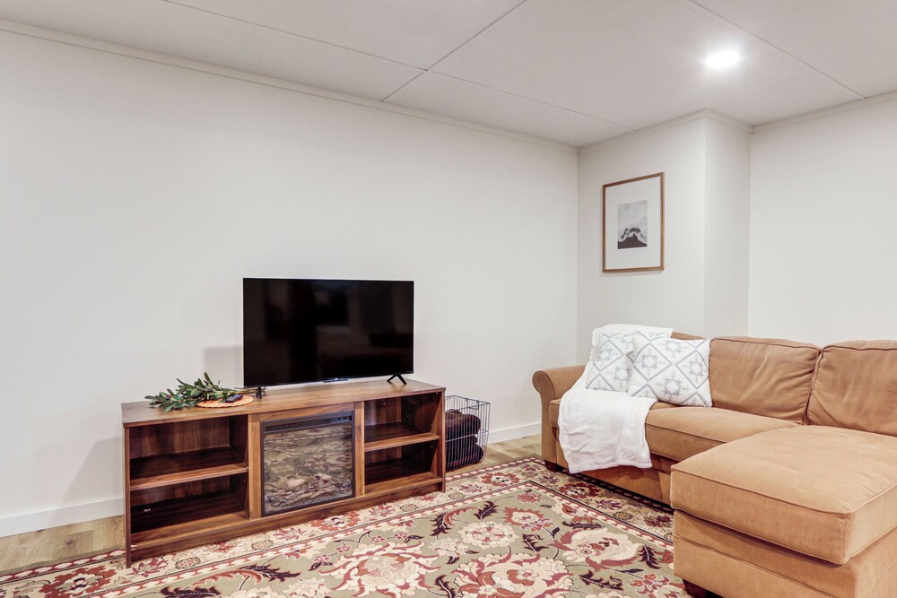 Mtn-view Pleasantville Home on 100 Acres!