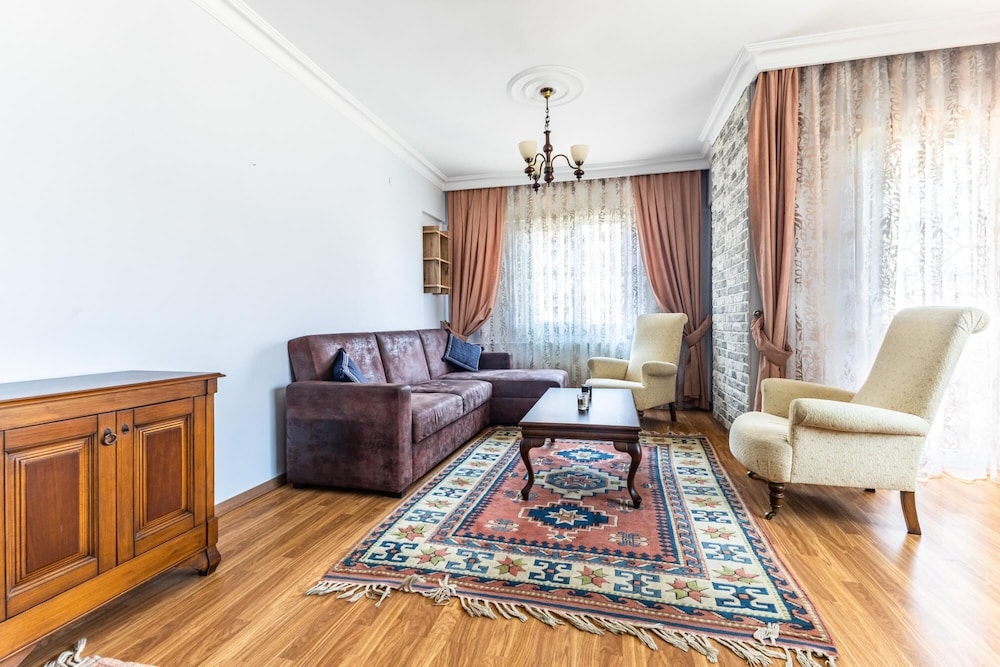 Chic Residence w Balcony 10 min to Hilltown Mall