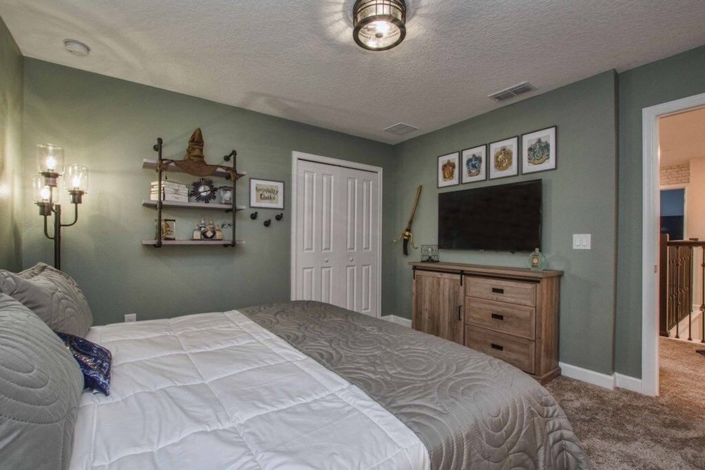 Storey Lake 8 Bed Lake Front Pool & Spa - 1684str 8 Bedroom Home by RedAwning