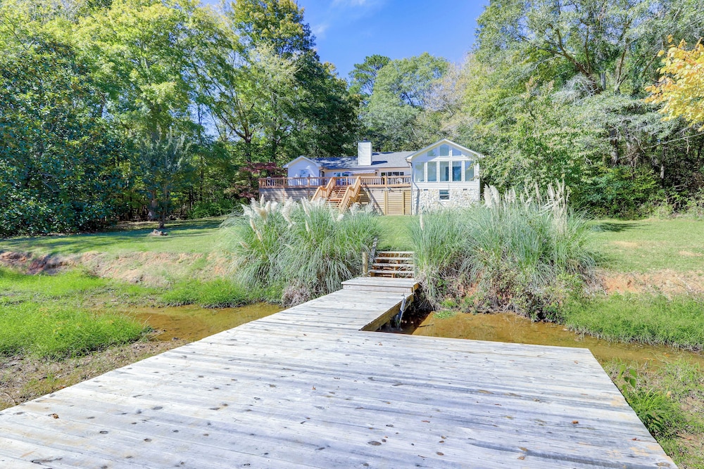 Fire Pit & Kayaks: Lake Oconee Waterfront Escape!