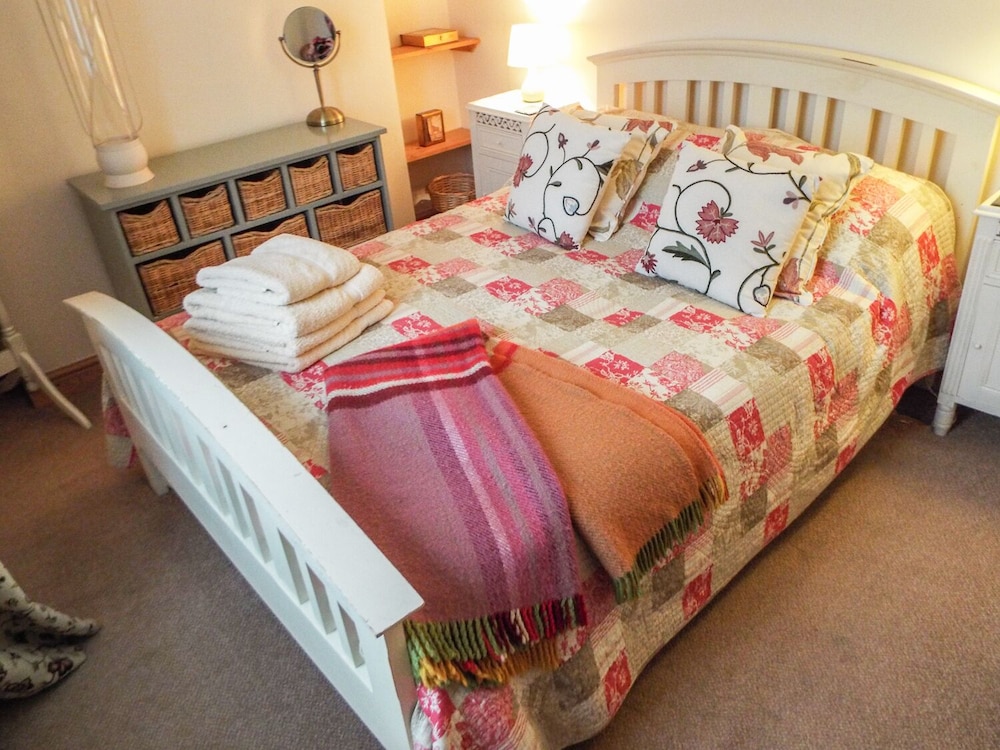 Lothlorien Cottage view 3