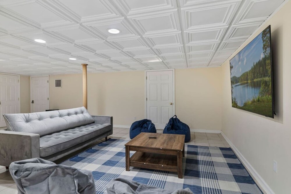 Peaceful Mini Mansion Sleeps 18