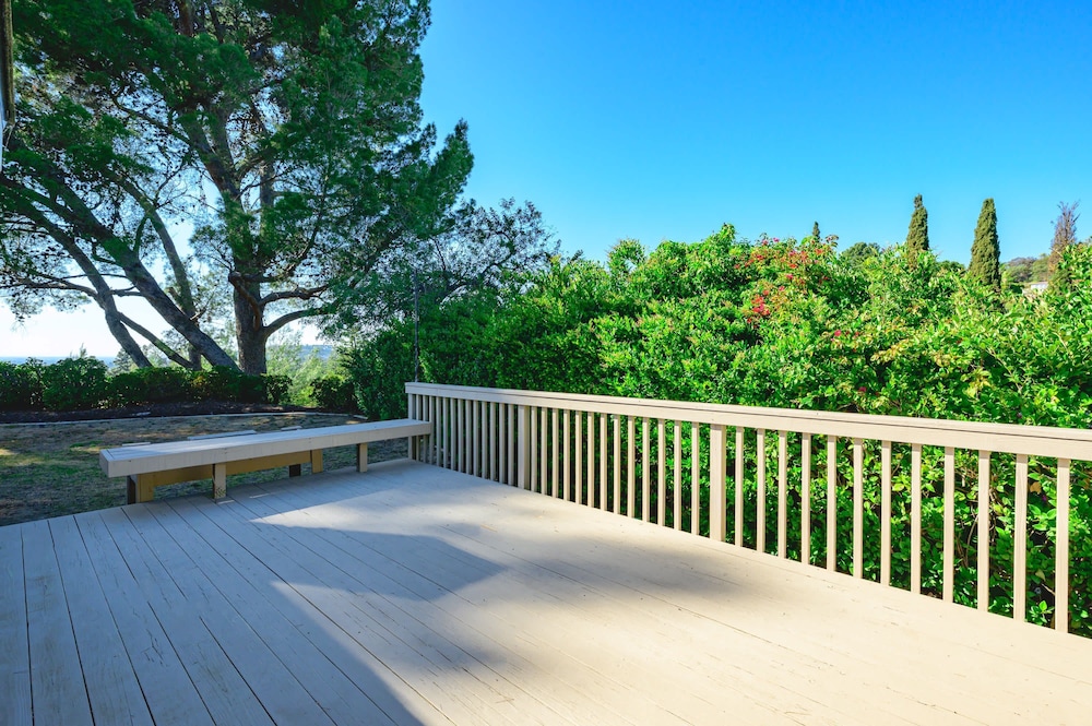 Spacious Retreat With Scenic Mountain Views