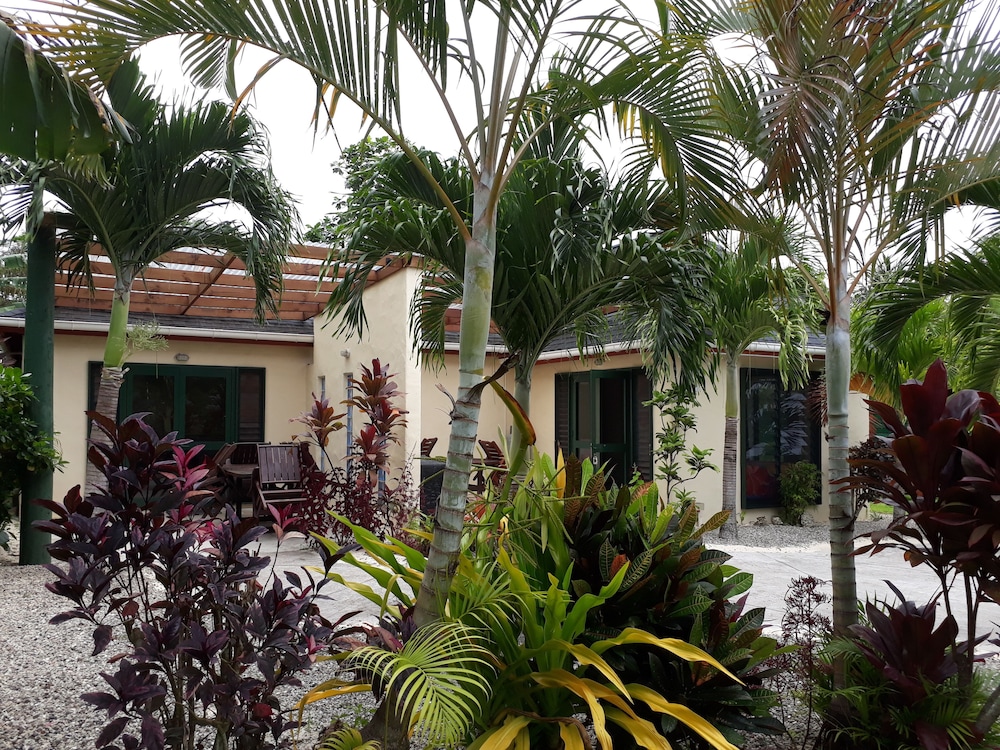 Dorothy's Muri Beach Bungalows
