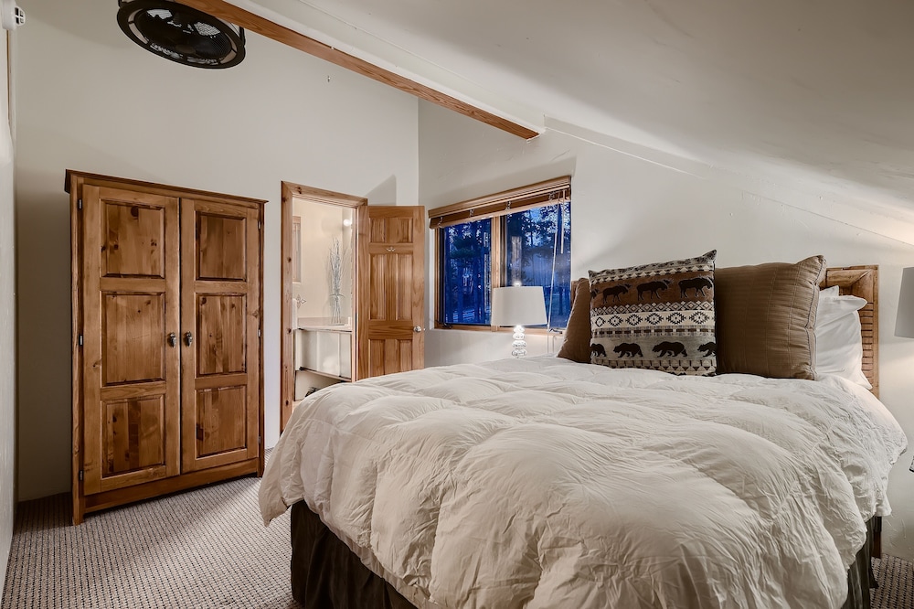 New Listing! Quicksilver Lodge 3 Bedroom Home by RedAwning view 5