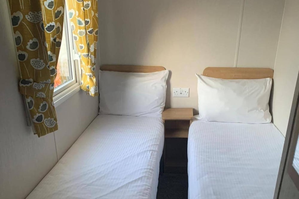 3 Bed Cabin - Sleeps 8 - Wifi, Free Parking, Pets