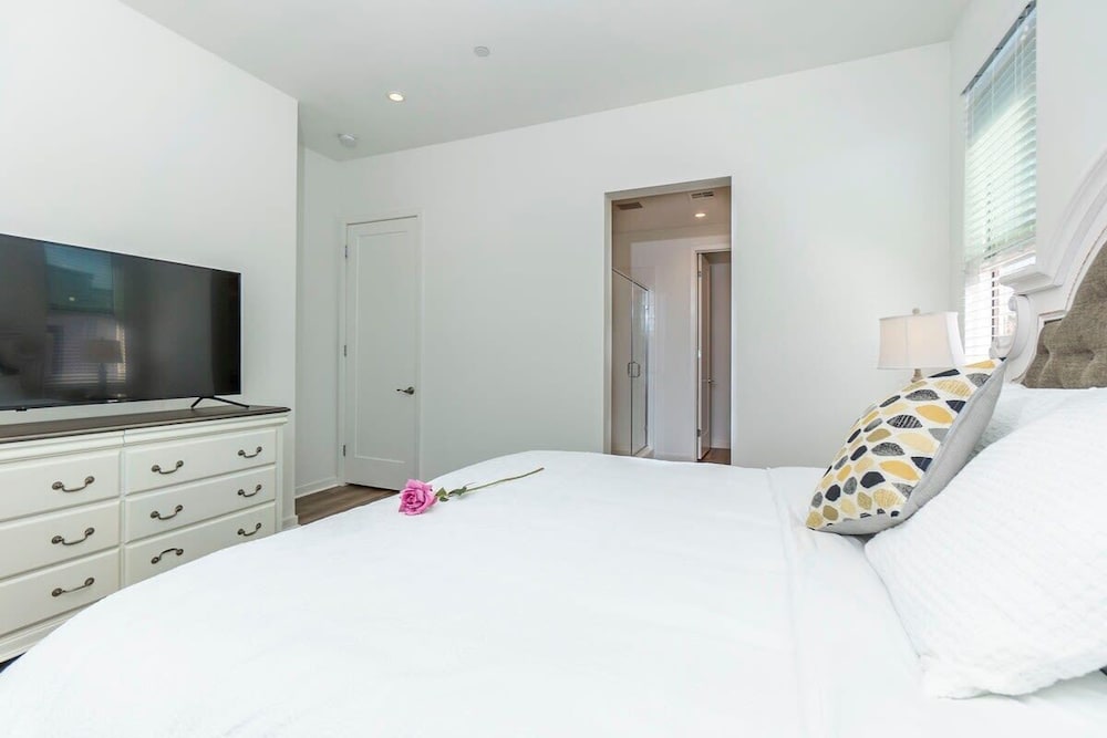 Master Bedroom With King Bed Central Location