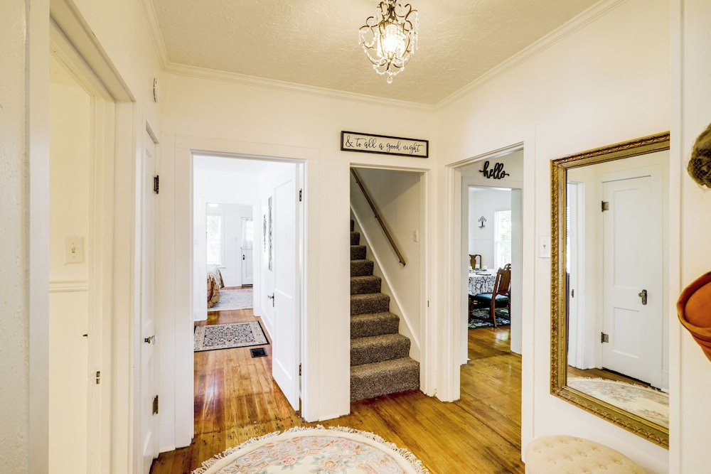 1 Mi to Dtwn! Restored 1930s Brenham Retreat